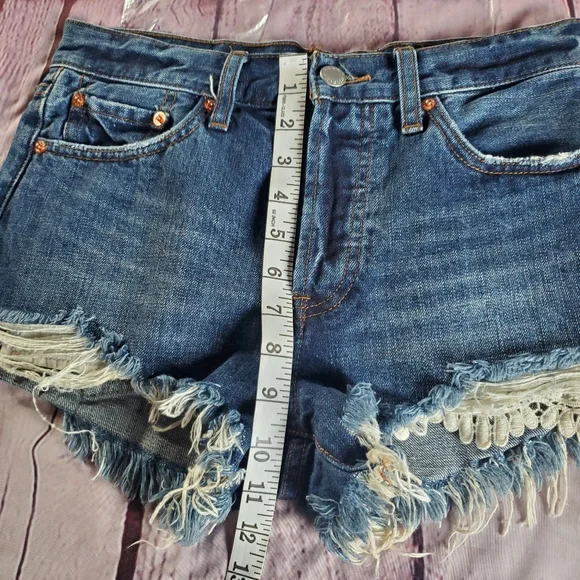 Free People Avery Blue Daisy Chain Lace Cutoff Frayed Denim Short Distressed 26 - Picture 11 of 12
